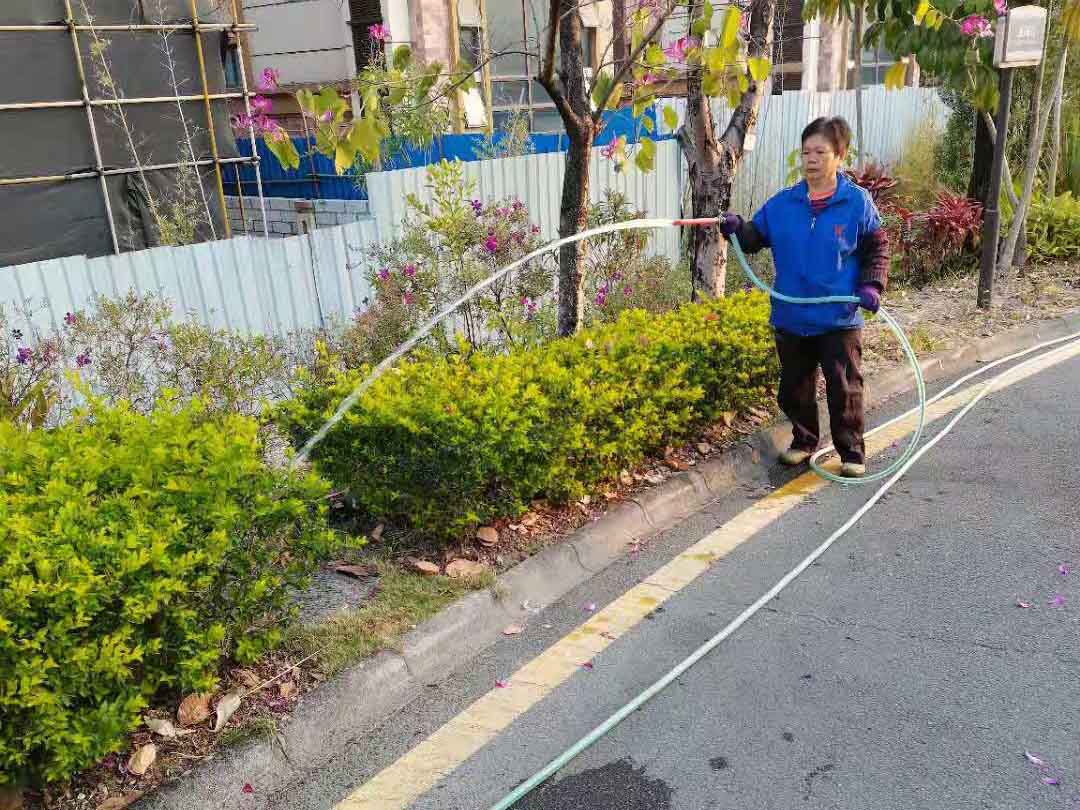 小區綠化養護澆水