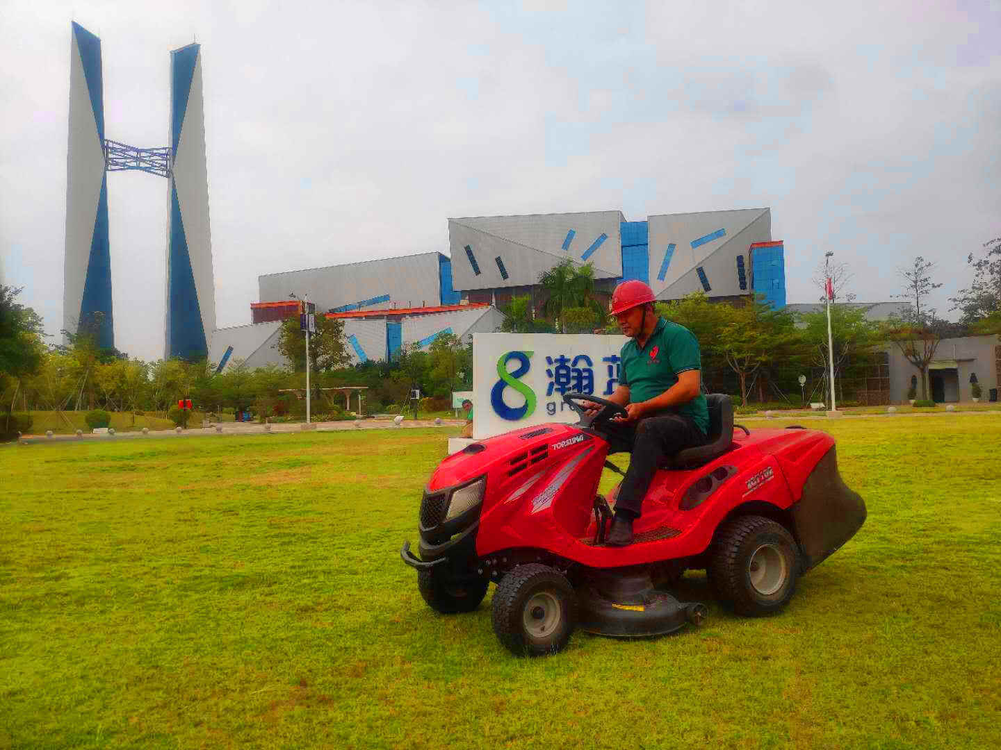 工廠綠化養(yǎng)護草坪修剪