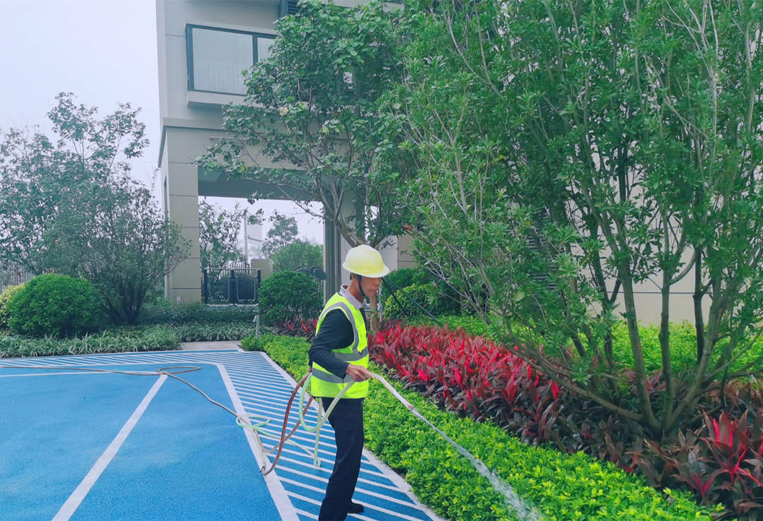 小區(qū)綠化養(yǎng)護澆水